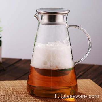 Tè freddo con succo fatto in casa in caraffa di vetro
